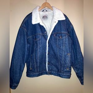 Levi’s authentic vintage faux shearling jean jacket. Superb condition!